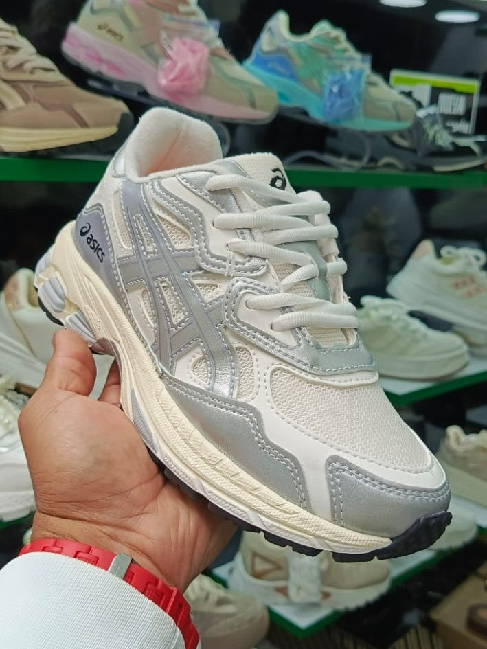 ¡Lleva tu estilo urbano al siguiente nivel con las Asics GEL-NYC 'Mid Grey'! 🔥