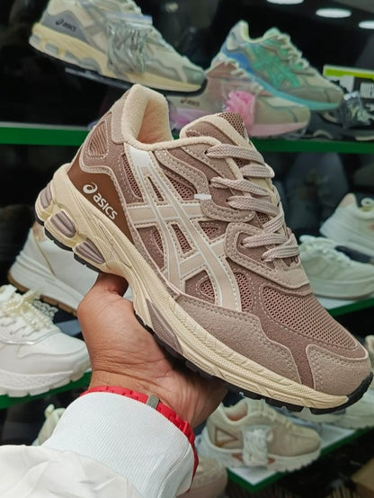 ¡Lleva tu estilo urbano al siguiente nivel con las Asics GEL-NYC 'Mid Grey'! 🔥