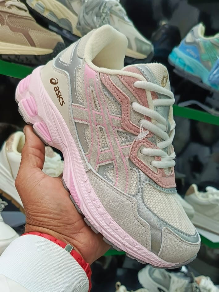 ¡Lleva tu estilo urbano al siguiente nivel con las Asics GEL-NYC 'Mid Grey'! 🔥