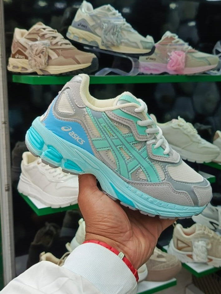 ¡Lleva tu estilo urbano al siguiente nivel con las Asics GEL-NYC 'Mid Grey'! 🔥