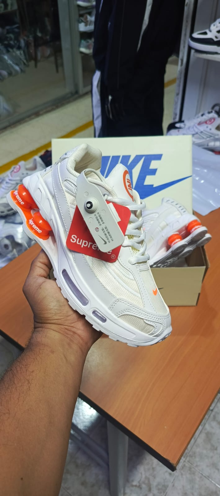 NIKE SHOX R4 X🚀 ESTILO SUPREME SIN LÍMITES 🔥 (Ultimas unidades!)